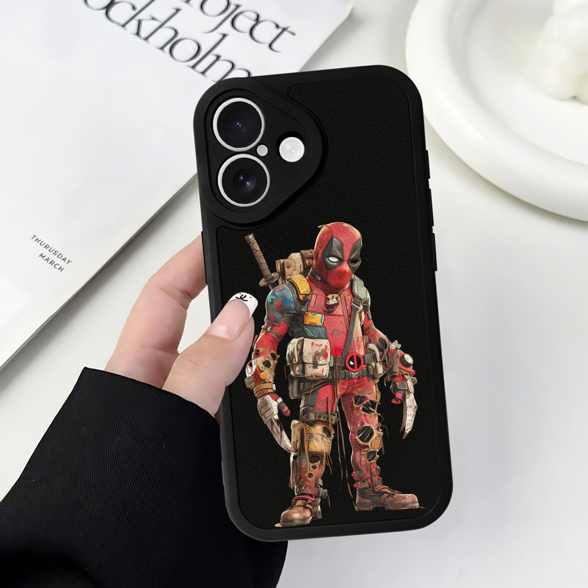 （画像用） Deadpool デッドプール 【iPhone 16シリーズ対応】シリコンスマホケース（レザー調） 材質：シリコン